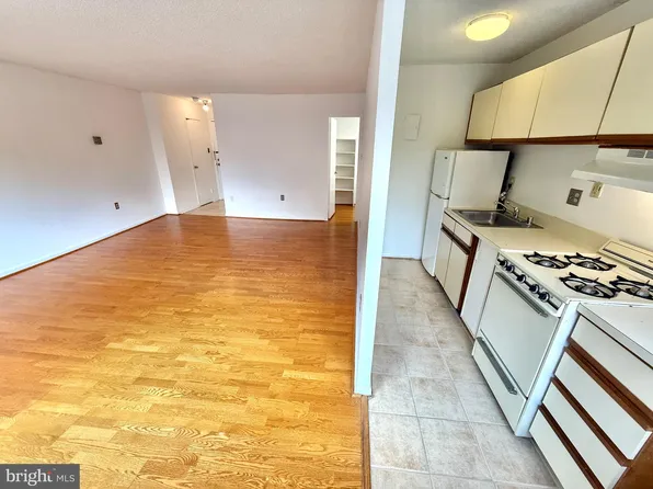 2500 N Van Dorn St APT 318, Alexandria, VA 22302