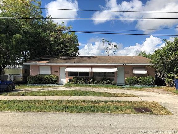 Circular driveway fits 4 cars