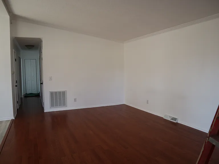 321 E Harden St — Photo 4