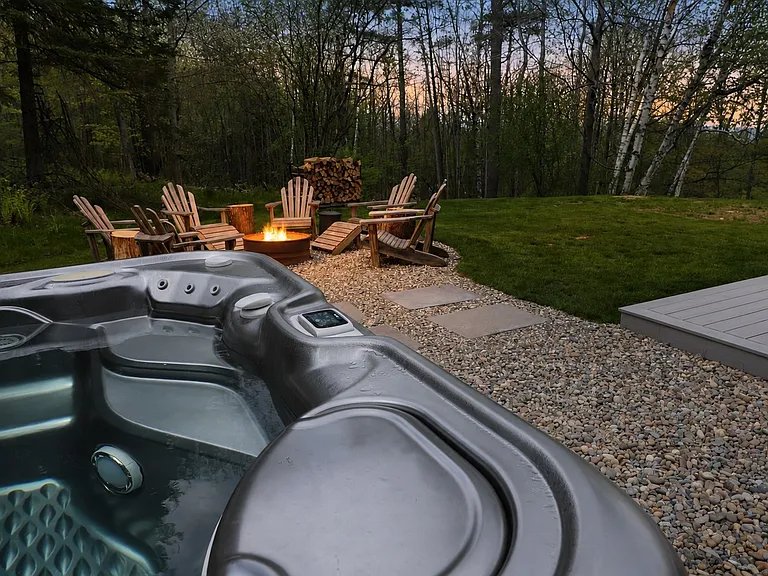 Year-round hot tub (maintenance included in the rent)