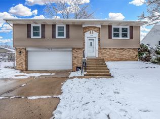 702 Sumac Dr, Streamwood, IL