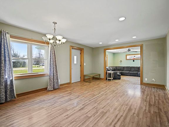 2nd image of 498 Jackson St