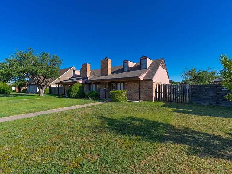 625 Woodhaven Pl — Photo 2