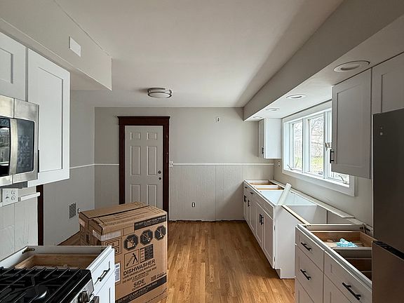4th image of 863 Woodward Ave #A