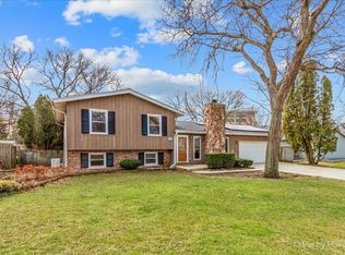 27W345 Fleming Dr, Winfield, IL 60190