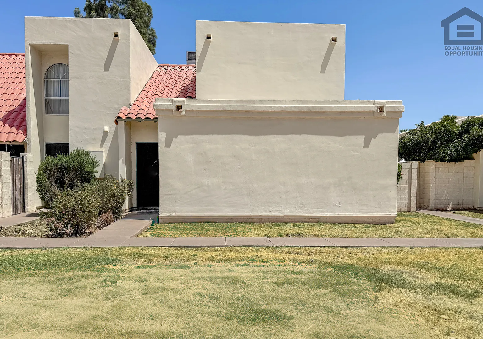 3Bed/2Bath 2-Story Townhouse at N 35th Ave/Northern Ave! Move-In Ready on 09/10/2026! — Photo 1