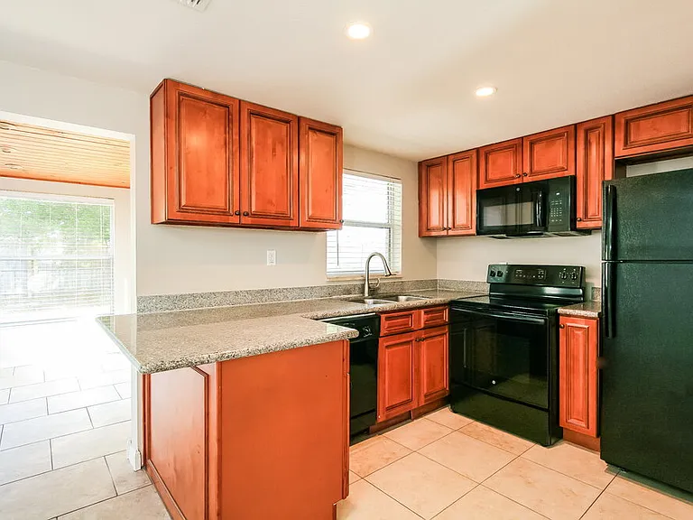 10426 Syringa Ct — Photo 8