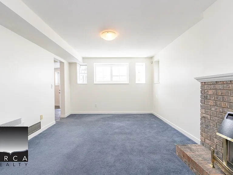 1864 Walnut Cres — Photo 19