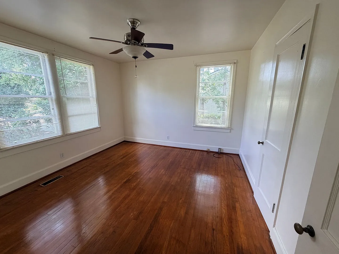 Large 3BD/2B with 2 living rooms! Walk to VSU!! — Photo 3