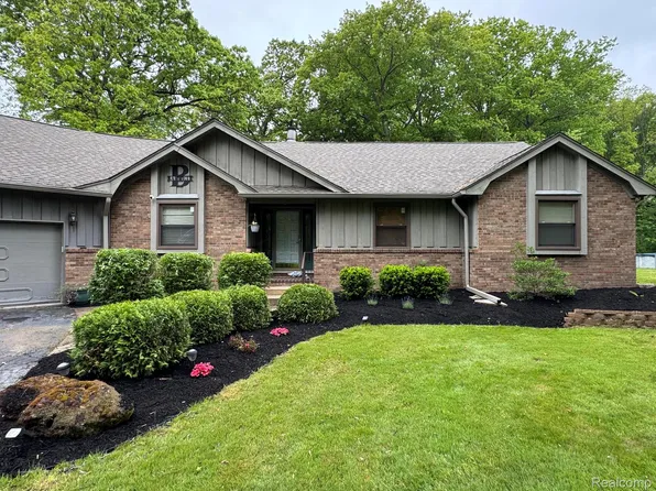 37931 Shoreline Dr, Harrison Township, MI 48045