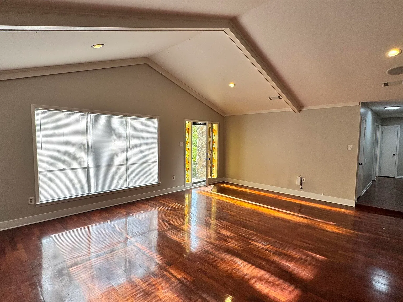 4 bed, 2.5 bath, 3266 sqft, $2,300 — Photo 4