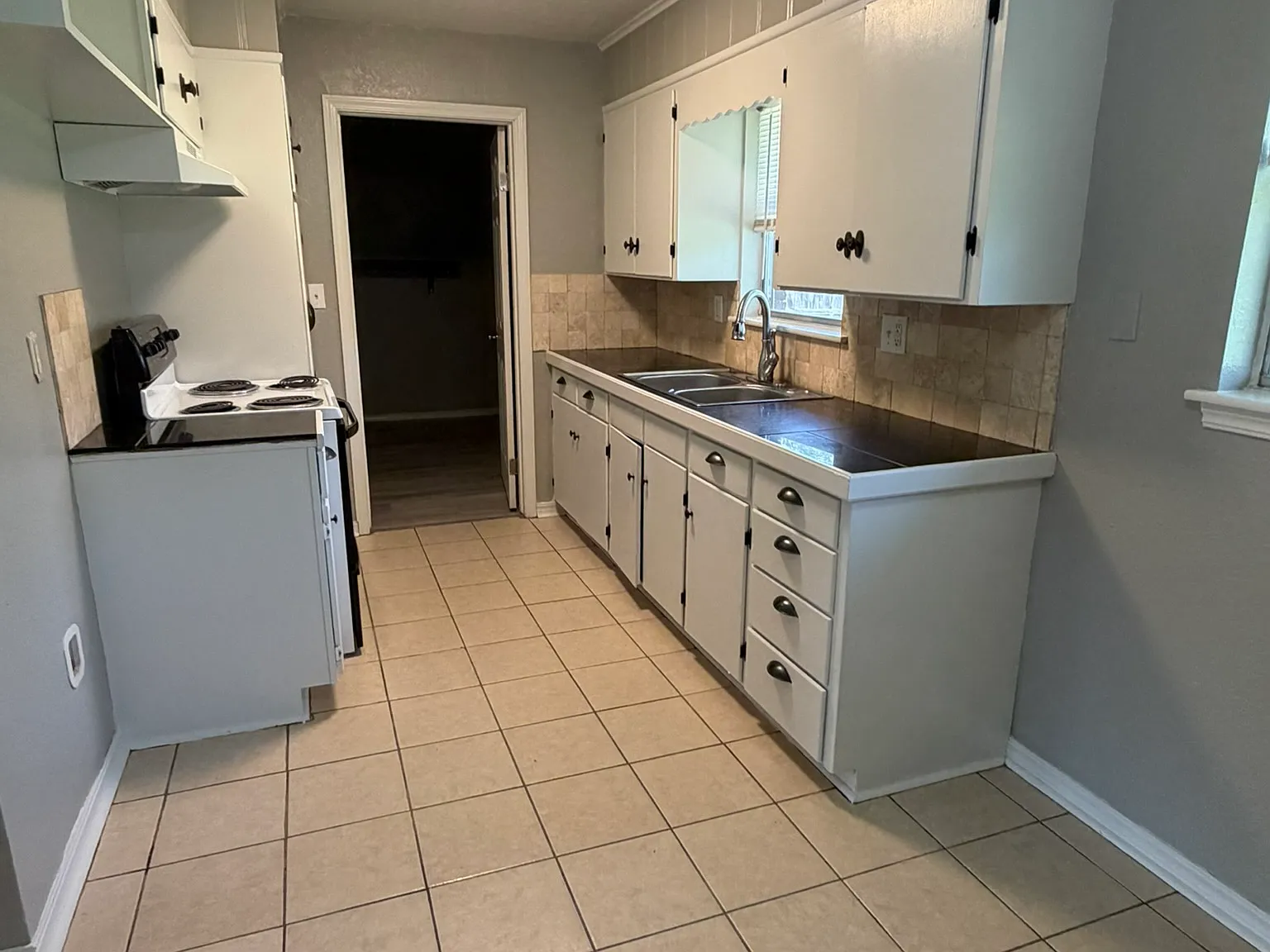 3 bed, 970 sqft, $1,200 — Photo 4