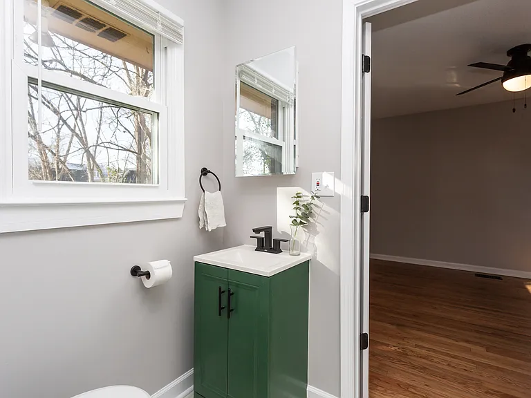 718 Holloway St #B — Photo 8