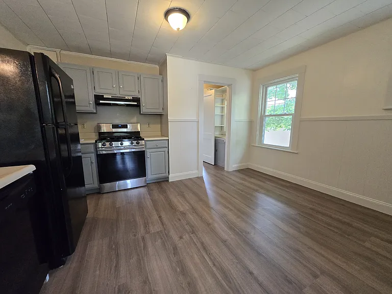 19 Rowe St #2 — Photo 6
