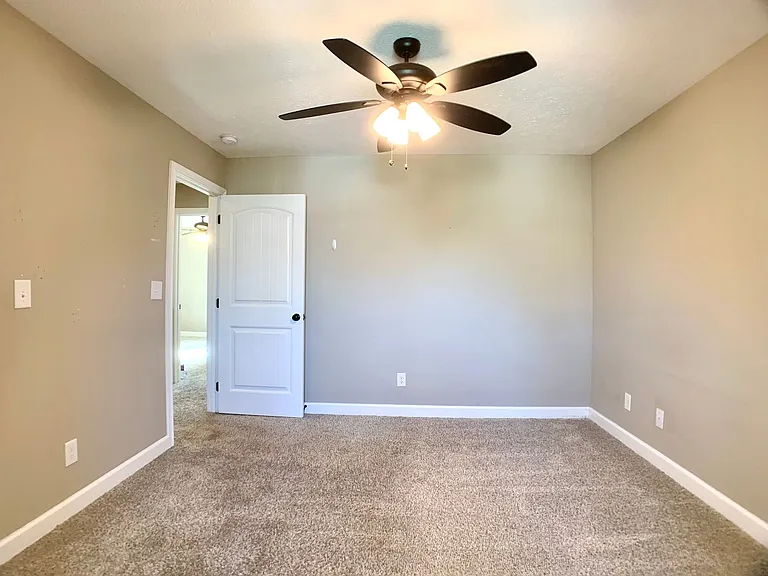 214 Penelope Ln — Photo 32