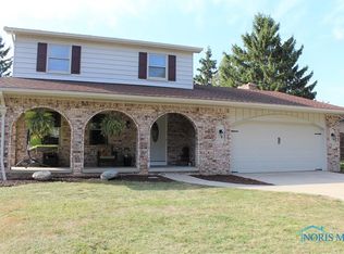 40 Applewood Dr, Oregon, OH 43616