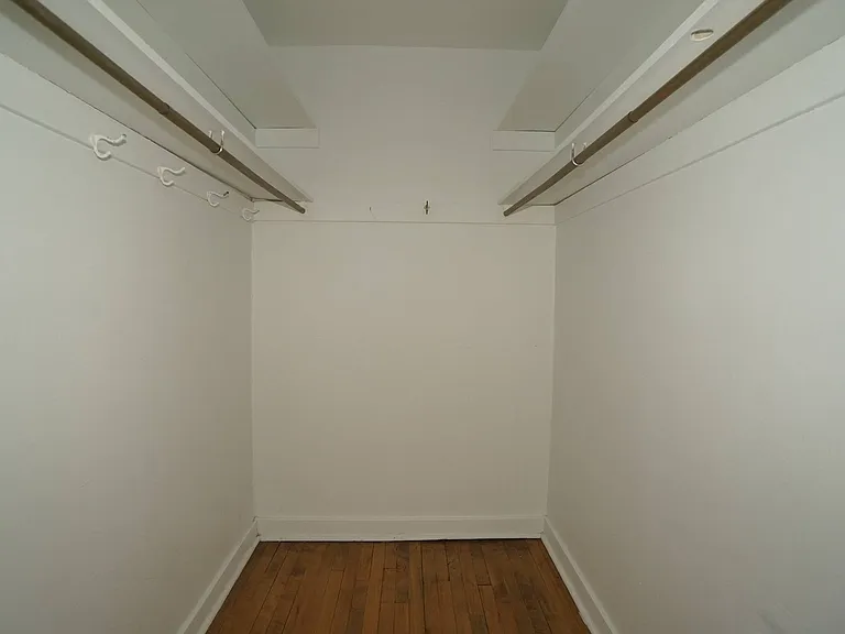 Walk-In Closet Walk-In Closet