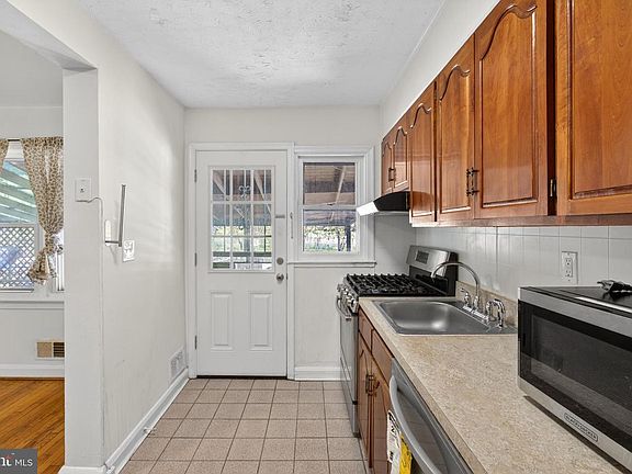 5th image of 2233 Firethorn Rd