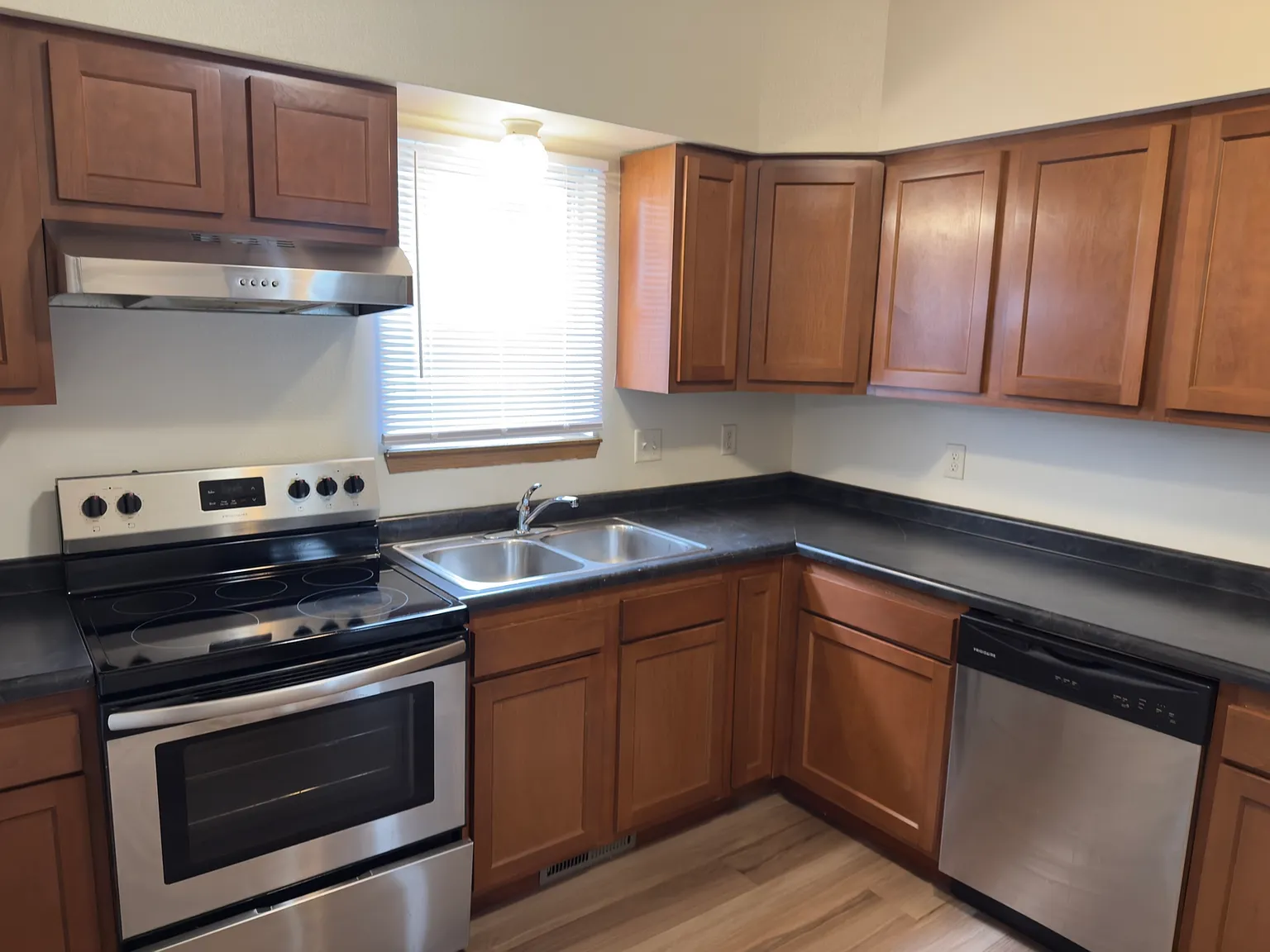 5 bed, $2,847 — Photo 2