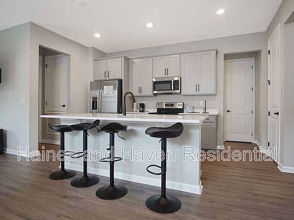 5th image of 832 Blue Creek Dr