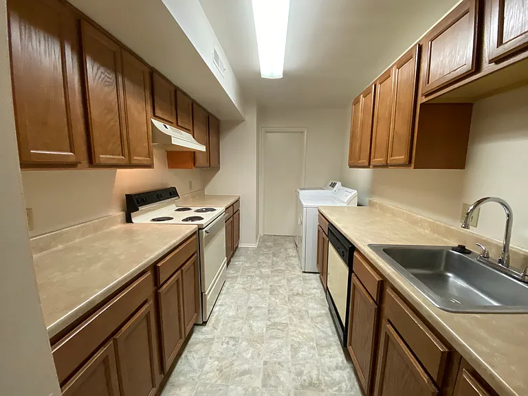 County Green Apartments — Photo 79