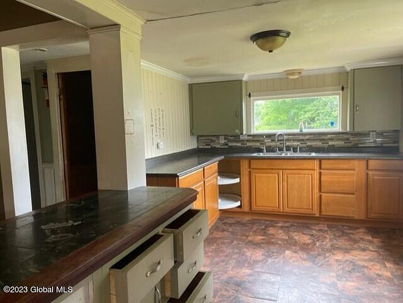 5th image of 142 Beech St
