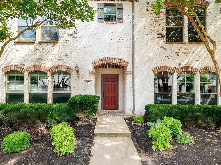 1905 Cortez Ln — Photo 17