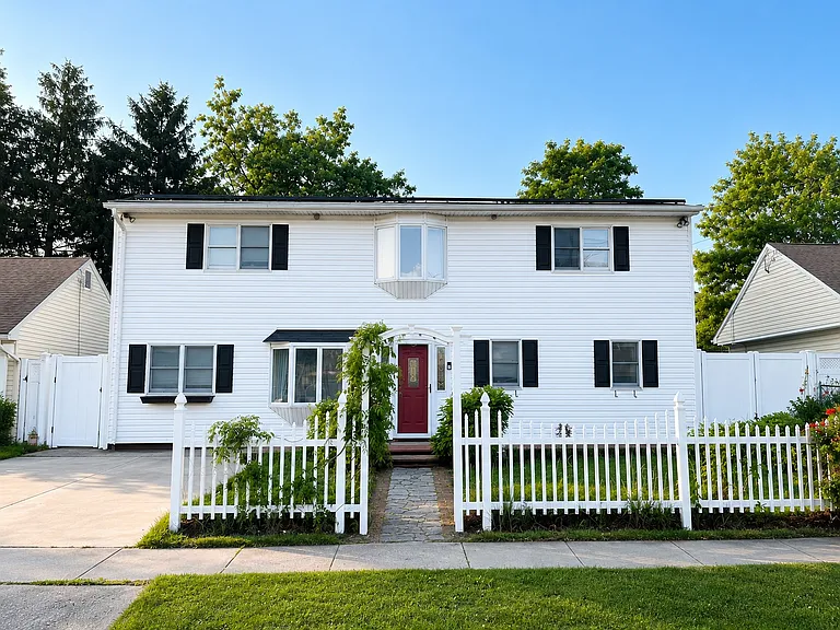 12 Vernon St — Photo 1