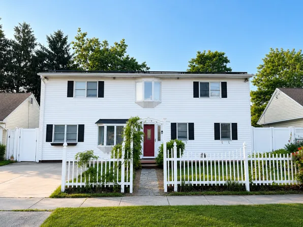 12 Vernon St, Plainview, NY 11803