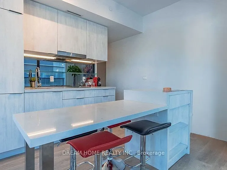 215 Queen St W #505 — Photo 5