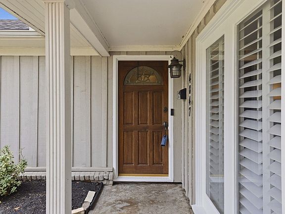 3rd image of 4847 Knickerbocker St