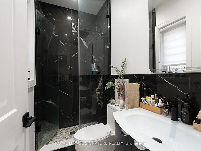2090 Dundas St W #1A — Photo 11