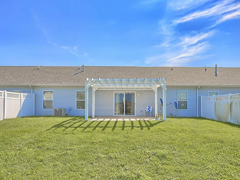 1213 Roberto Rd — Photo 5
