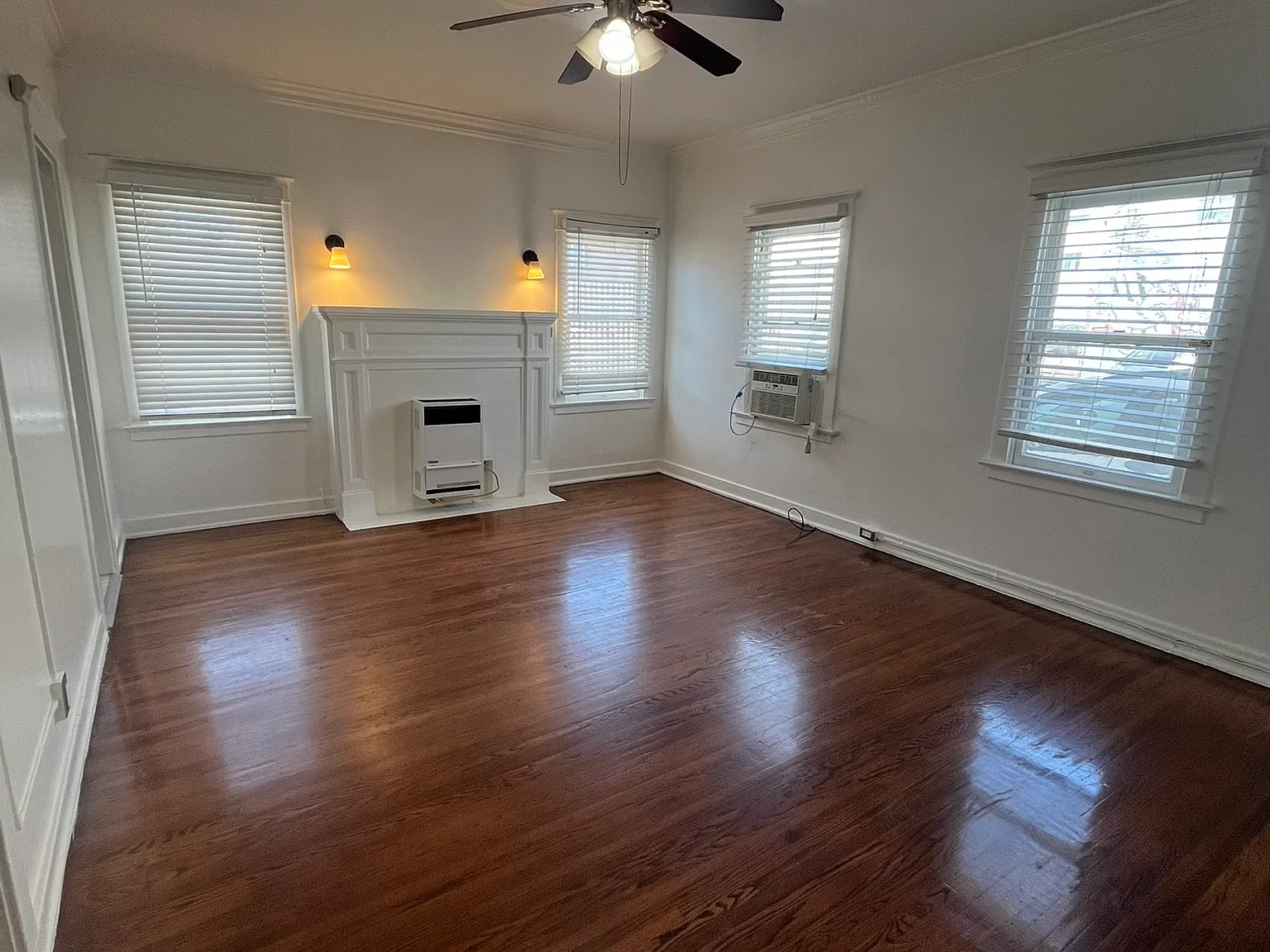 Studio, 550 sqft, $1,595 — Photo 3