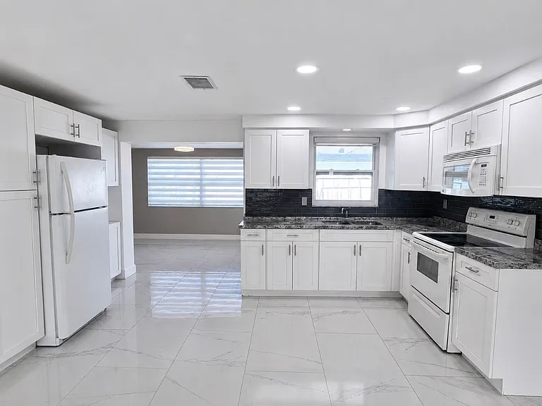 2610 Templewood Dr — Photo 4