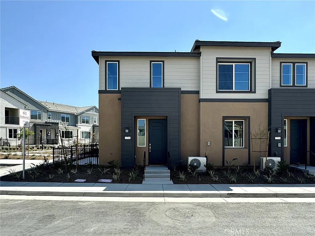 3 bed, 1309 sqft, $3,200 — Photo 1