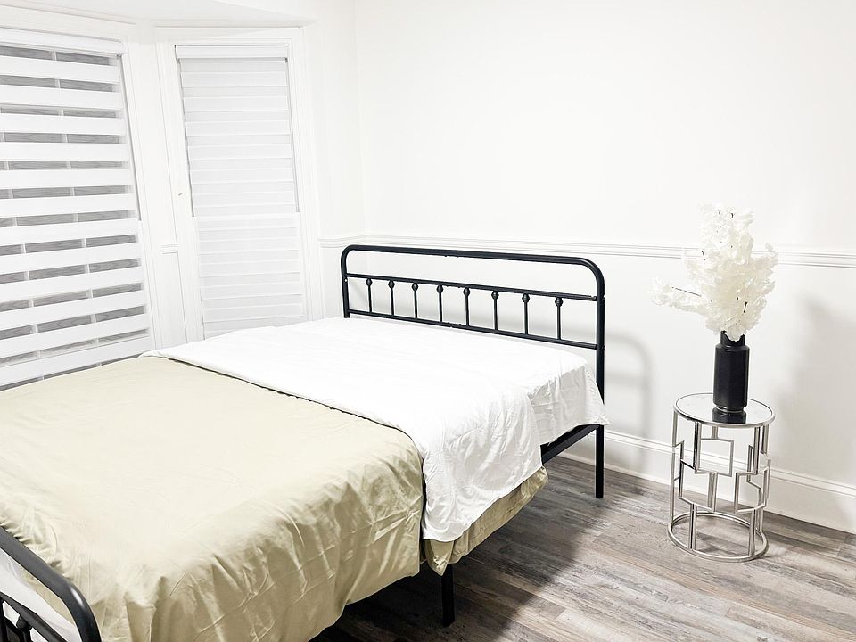 Room 4 with a closet