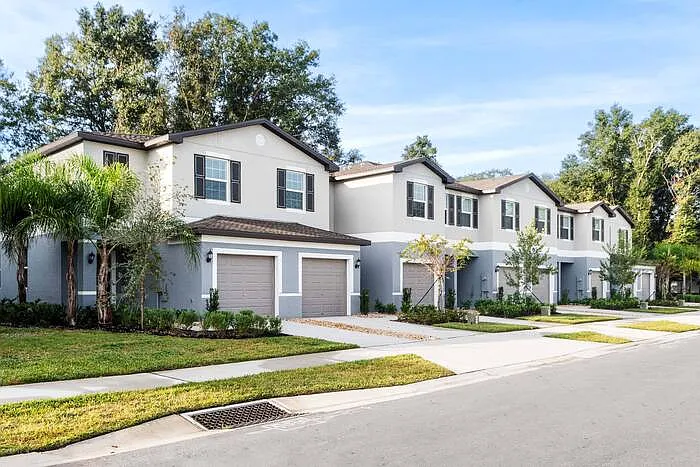 3 bed, 2.5 bath, 1634 sqft, $1,970 — Photo 2