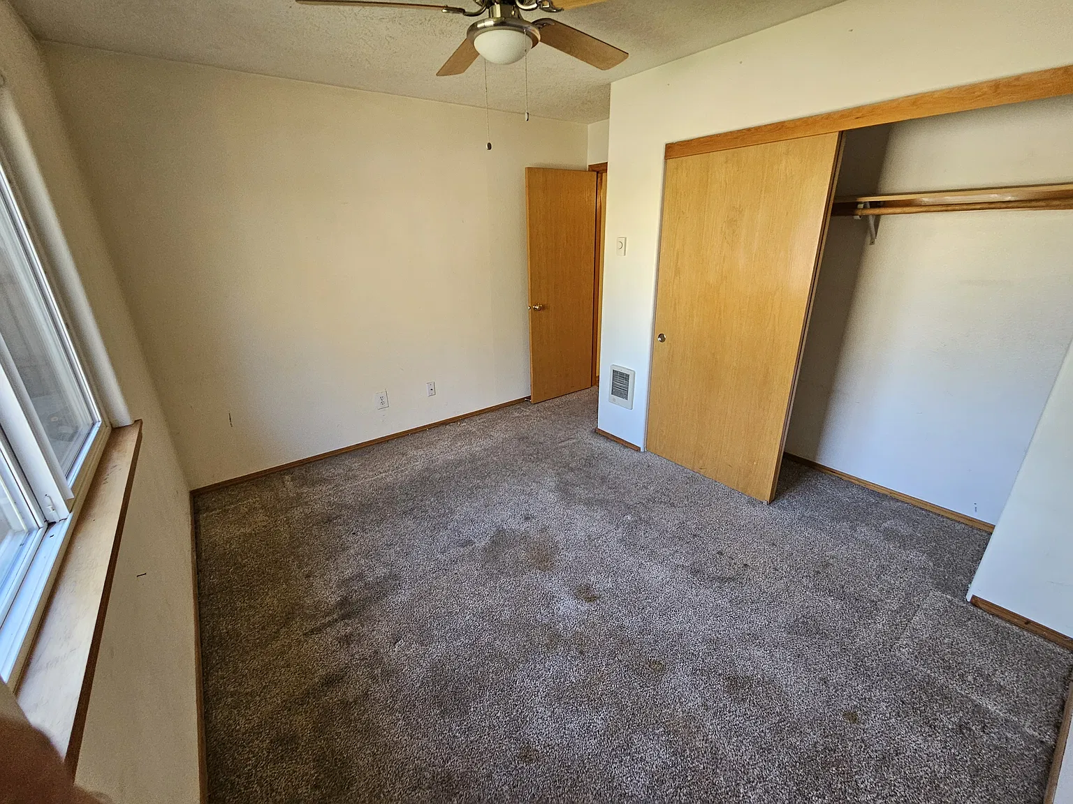 3 bed, 1.5 bath, 1300 sqft, $2,200 — Photo 2