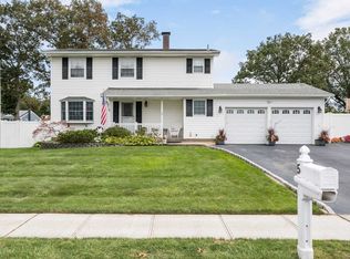 5 Coronado Rd, Holbrook, NY 11741