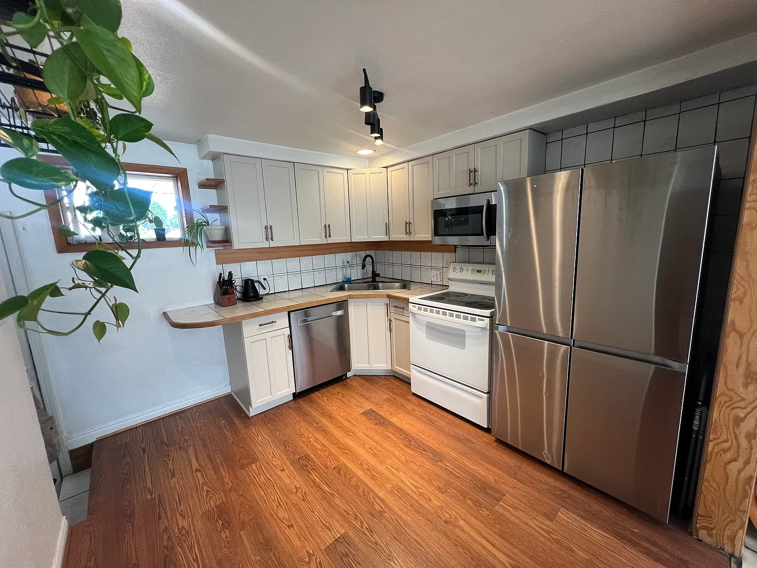 3 bed, 1.5 bath, 1440 sqft, $1,975 — Photo 3