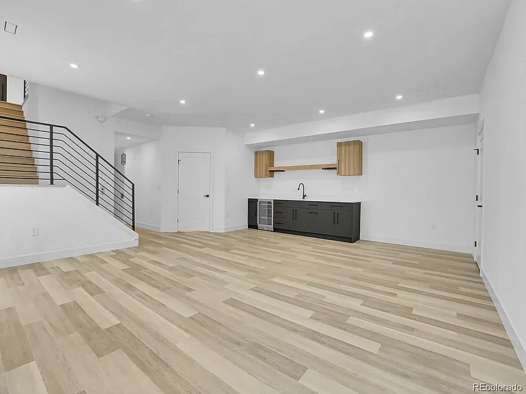 300 S Franklin St — Photo 36