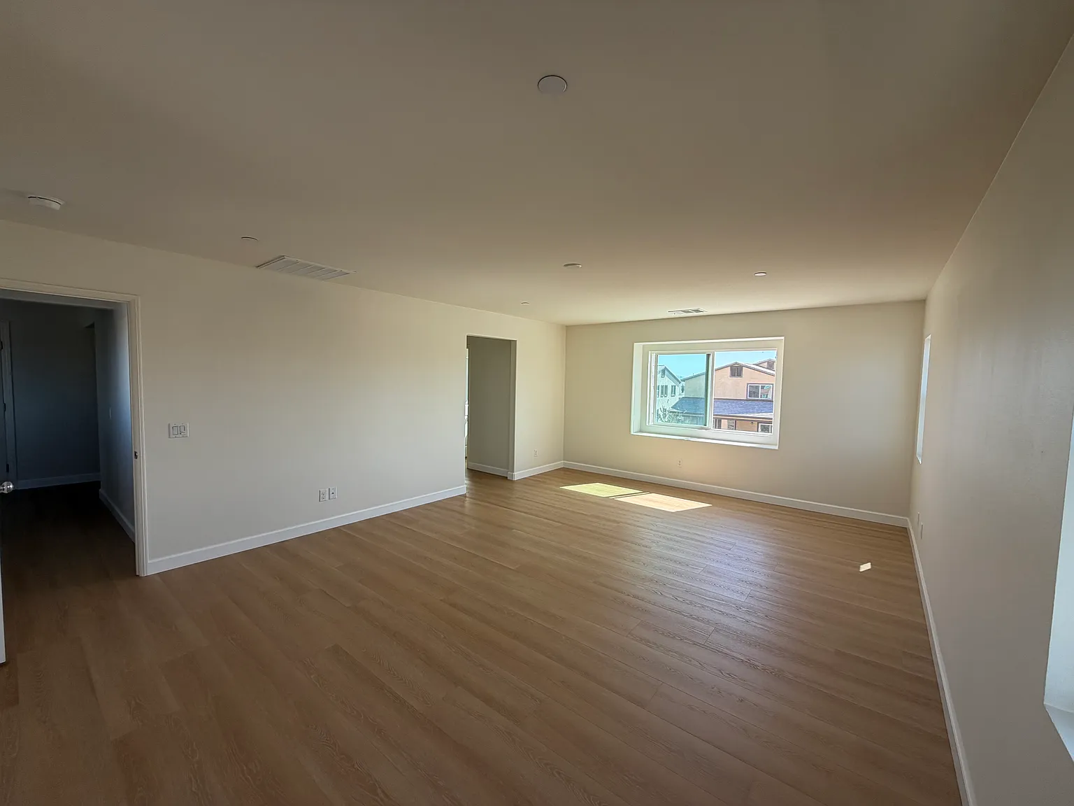 5 bed, 2.5 bath, 2770 sqft, $3,900 — Photo 2