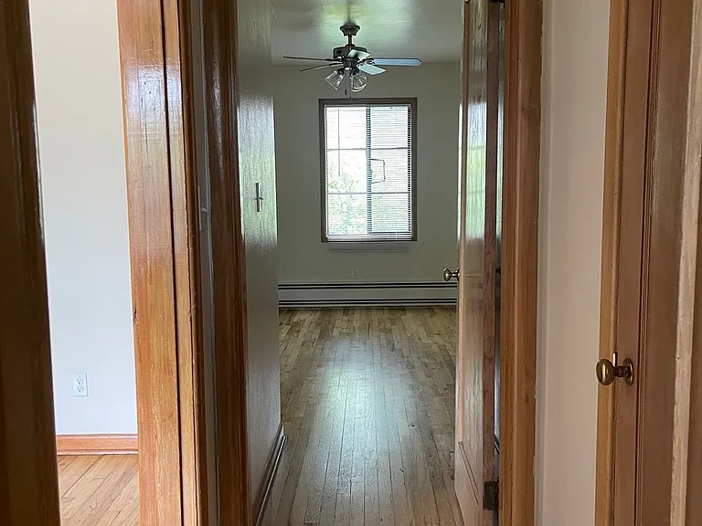1x1 Bedroom entry