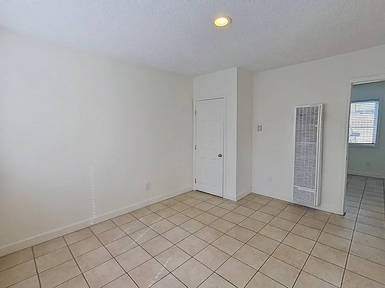 619 E Walnut St — Photo 2