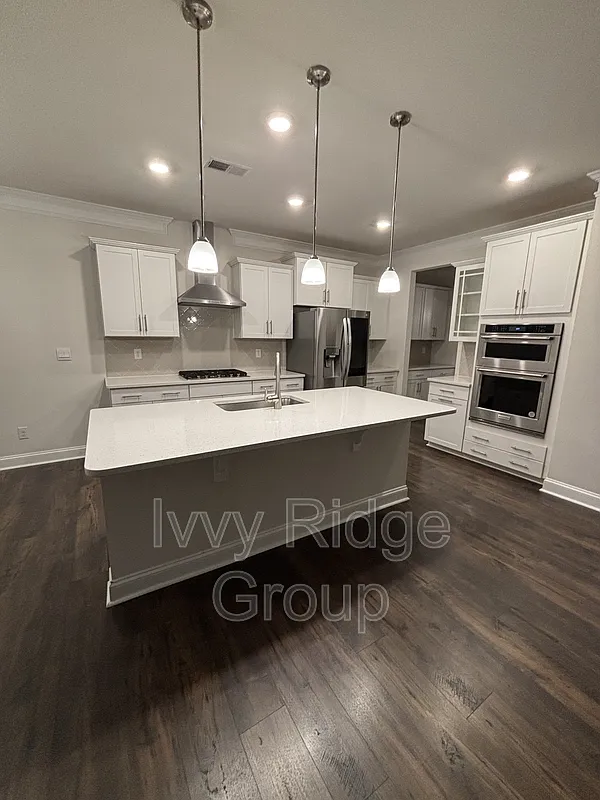 5 bed, 4.0 bath, 3021 sqft, $3,450 — Photo 3