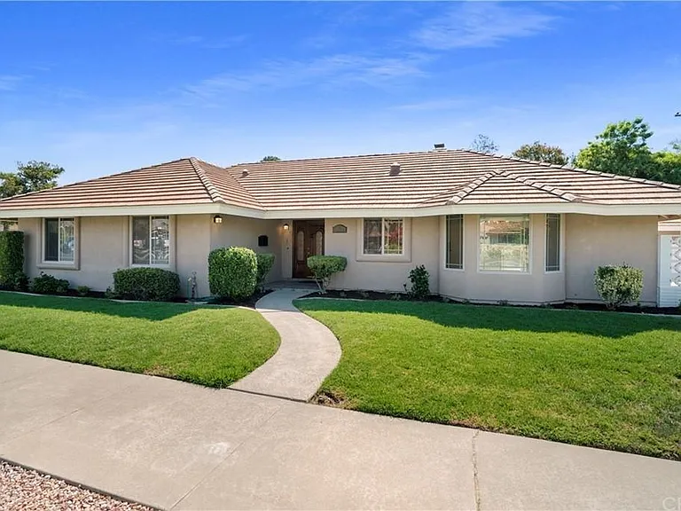 5070 Chapala Dr — Photo 1