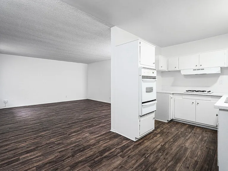 322 W Burchett St — Photo 16