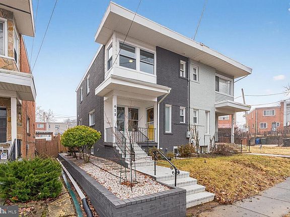 2nd image of 615 Kensington Pl NE