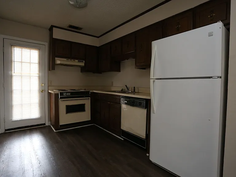100 Lanier Dr #3 — Photo 4